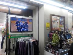 店舗で万引き被害防止動画を放映している様子