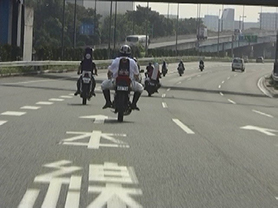 多数のバイクが走行している画像